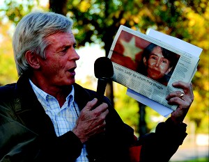 David Kilgour speak at the CFOB rally in front of the Chinese Embassy. (Samira Bouaou)